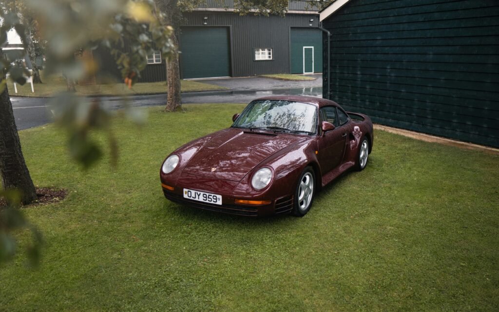 A red Porsche 959 cars