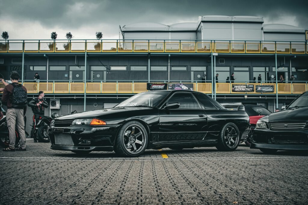 A black Nissan skyline r32