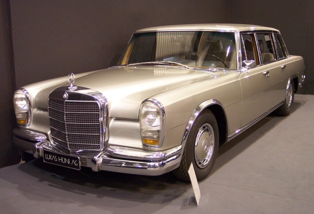 Sliver Mercedes-Benz 600