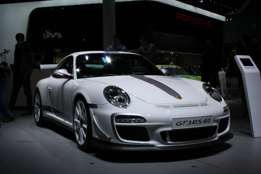 White Porsche 911 GT3 RS 4.0 