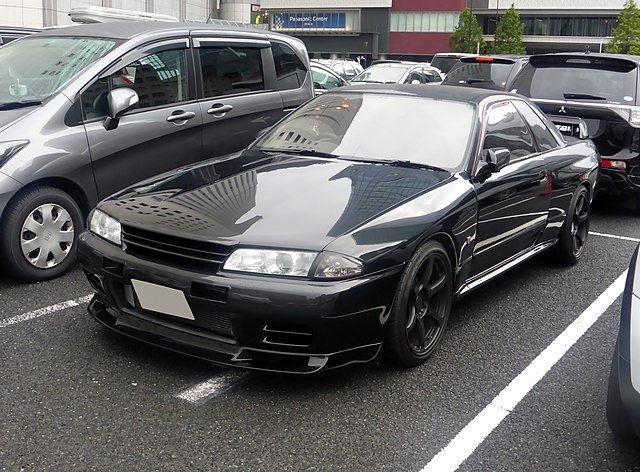 A black Nissan r32