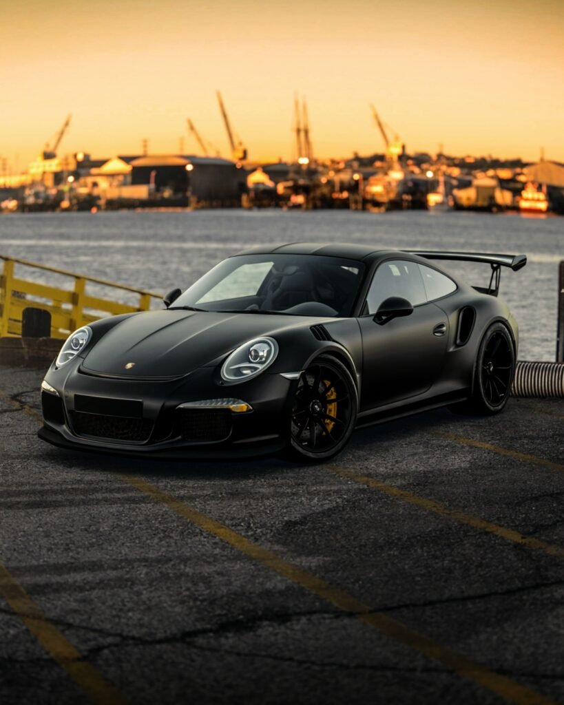 A black Porshe gt